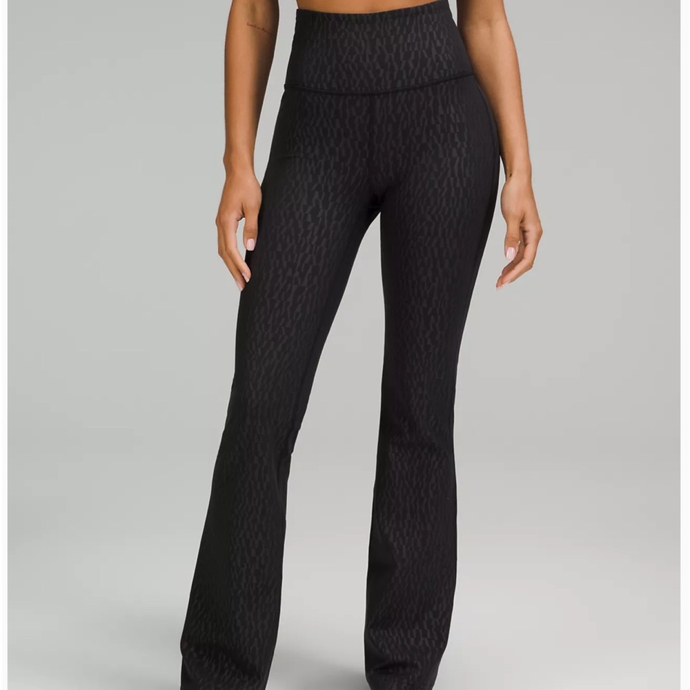 NWT lululemon Groove SHR Flare, Nulu™. Color SGGL. Size 0, 32.5”. Sold out!